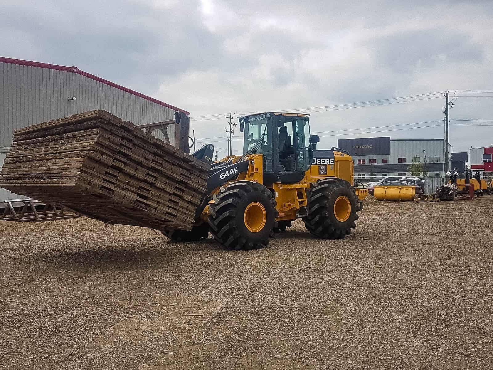 Wheel loader on a rig mat roadway
